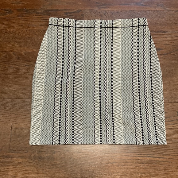 Theory patterned mini skirt - Picture 2 of 7